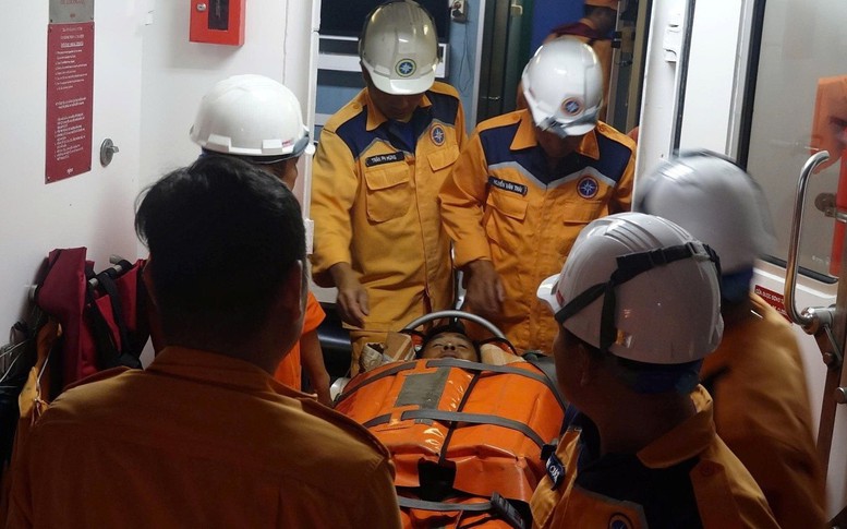 Kịp thời cứu nạn ngư dân nghi mắc bệnh tim trên vùng biển Đà Nẵng