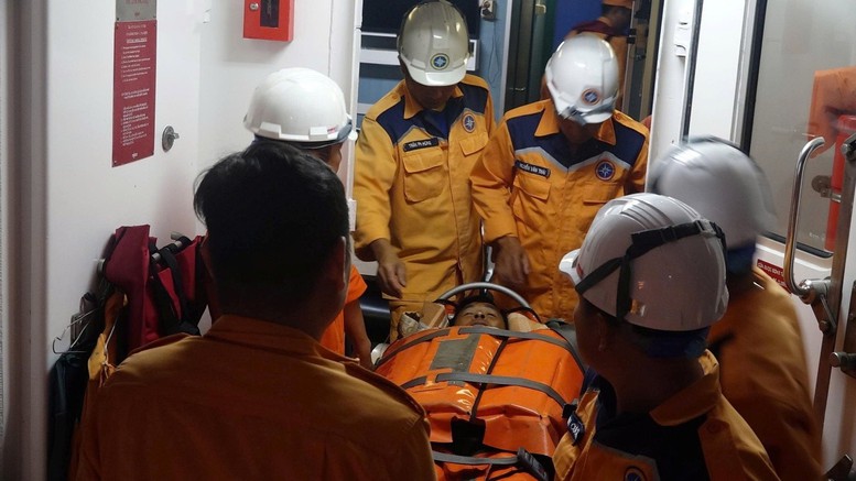 Kịp thời cứu nạn ngư dân nghi mắc bệnh tim trên vùng biển Đà Nẵng- Ảnh 5.