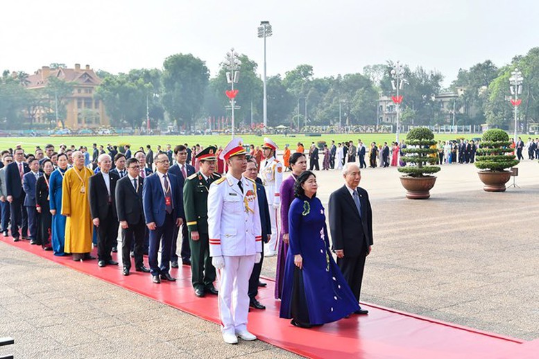 Đoàn đại biểu dự Đại hội đại biểu toàn quốc MTTQ Việt Nam vào lăng viếng Chủ tịch Hồ Chí Minh- Ảnh 1.