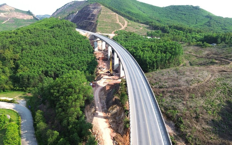 Tạm dừng lưu thông trên cao tốc Cam Lộ-La Sơn vào ban đêm