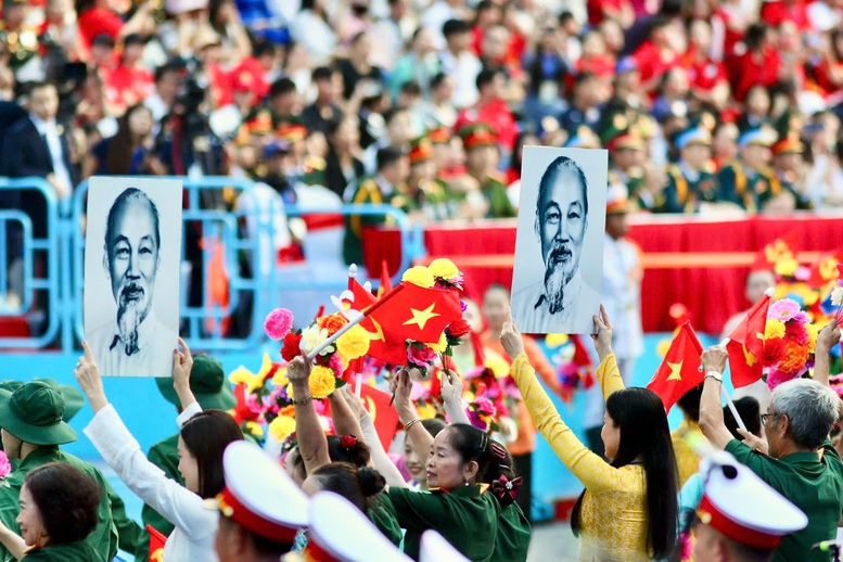 ÁNH SÁNG HỒ CHÍ MINH SOI ĐƯỜNG CHO CHÚNG TA ĐI- Ảnh 1.