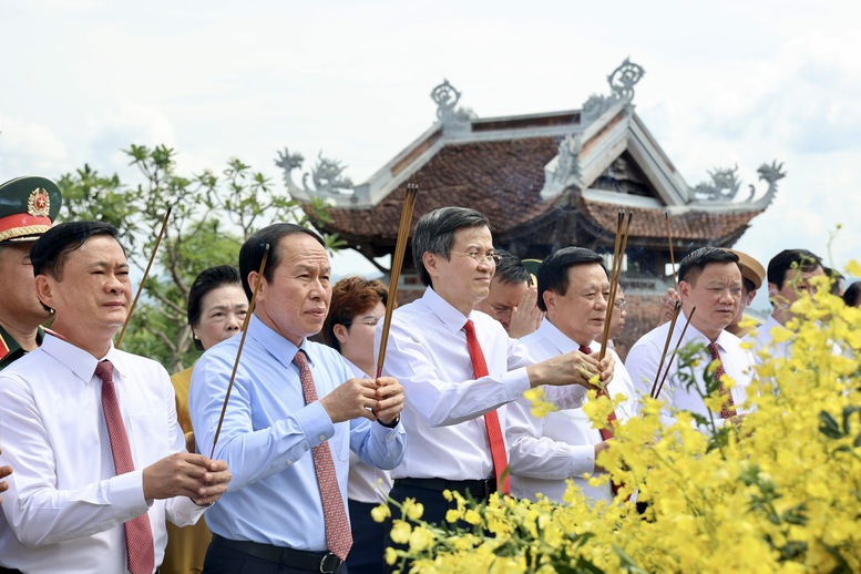 Phó Thủ tướng Lê Tiến Châu tham gia đoàn đại biểu dâng hương, dâng hoa tưởng nhớ Chủ tịch Hồ Chí Minh- Ảnh 6.