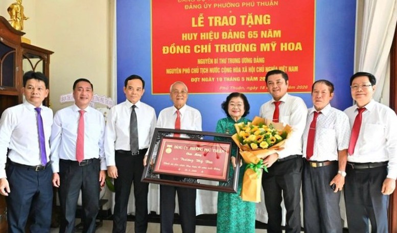 Bí thư Thành ủy TPHCM trao Huy hiệu 65 năm tuổi Đảng cho nguyên Phó Chủ tịch nước Trương Mỹ Hoa- Ảnh 1.