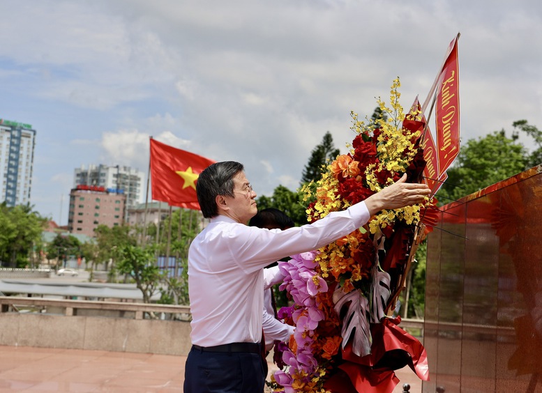 Phó Thủ tướng Lê Tiến Châu tham gia đoàn đại biểu dâng hương, dâng hoa tưởng nhớ Chủ tịch Hồ Chí Minh- Ảnh 1.