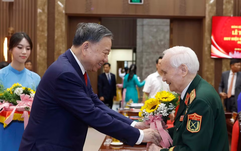 Tổng Bí thư, Chủ tịch nước dự Lễ trao tặng Huy hiệu Đảng cho đảng viên lão thành của Đảng bộ Hà Nội