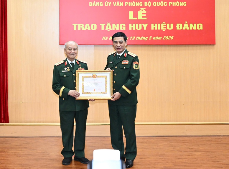 Đại tướng Phan Văn Giang trao Huy hiệu 70 năm tuổi Đảng tặng Đại tướng Phạm Văn Trà- Ảnh 1.