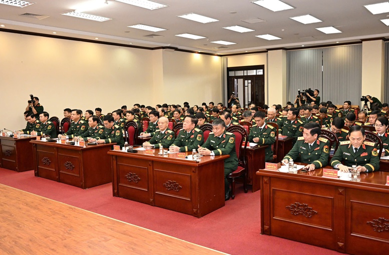 Đại tướng Phan Văn Giang trao Huy hiệu 70 năm tuổi Đảng tặng Đại tướng Phạm Văn Trà- Ảnh 2.