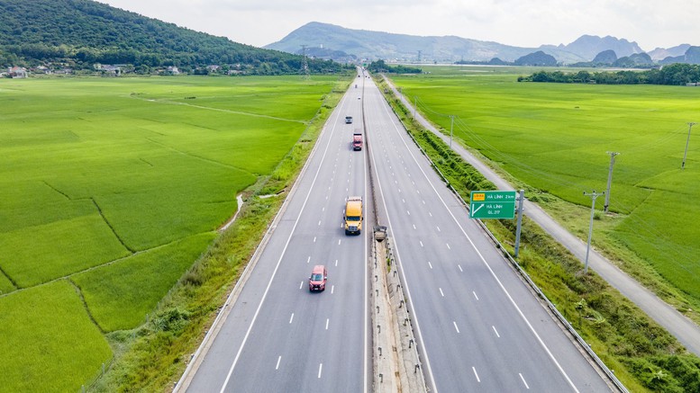 Đề xuất thu phí 900 đồng/km khi lưu thông trên cao tốc Bắc - Nam- Ảnh 1.