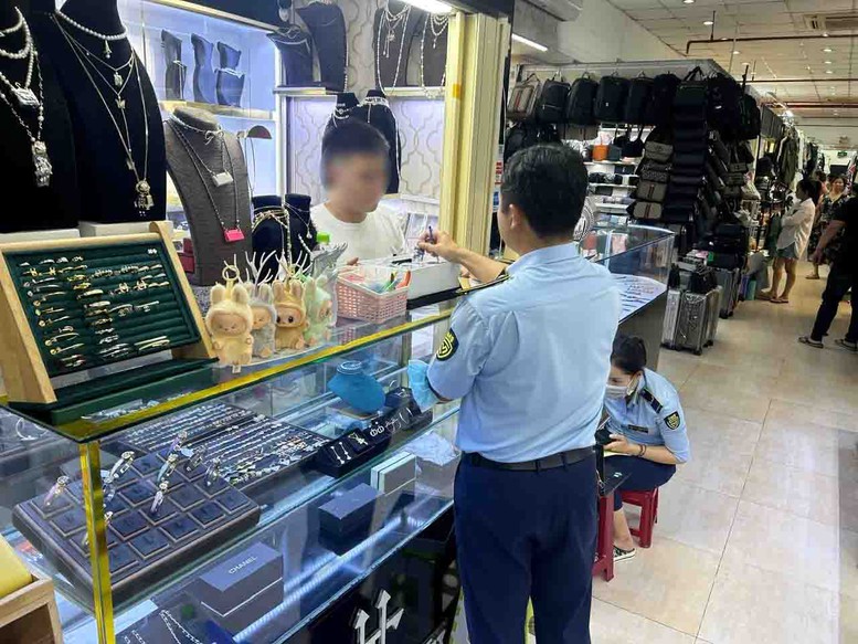 TPHCM triển khai đợt cao điểm xử lý hàng giả, xâm phạm sở hữu trí tuệ- Ảnh 1. TPHCM triển khai đợt cao điểm xử lý hàng giả, xâm phạm sở hữu trí tuệ- Ảnh 1.