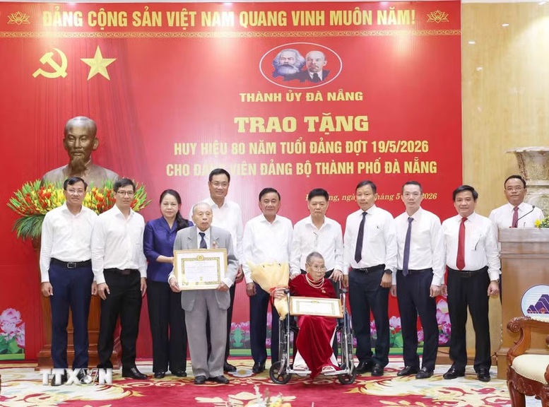 Thường trực Ban Bí thư dự Lễ trao tặng Huy hiệu 80 năm tuổi Đảng tại Đà Nẵng- Ảnh 1.