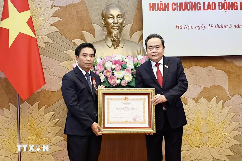 Trao tặng Huân chương Lao động hạng Nhất cho Phó Chủ tịch Quốc hội Nguyễn Doãn Anh- Ảnh 1.