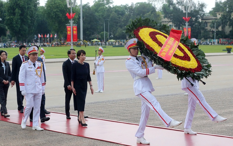 Thủ tướng Nhật Bản đặt vòng hoa viếng Chủ tịch Hồ Chí Minh và Đài tưởng niệm các Anh hùng liệt sĩ