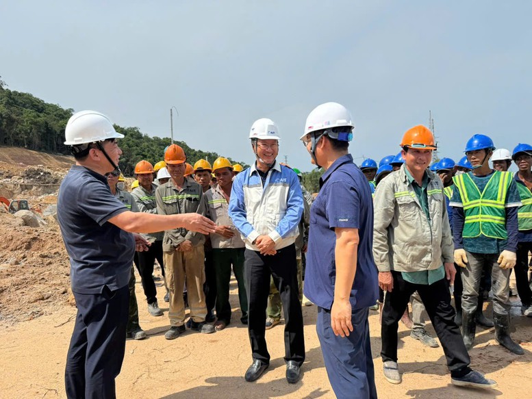 Ngành điện sát cánh cùng người lao động trên các công trường thi công xuyên lễ 30/4-1/5- Ảnh 1.