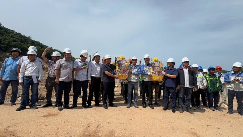 Ngành điện sát cánh cùng người lao động trên các công trường thi công xuyên lễ 30/4-1/5- Ảnh 2.
