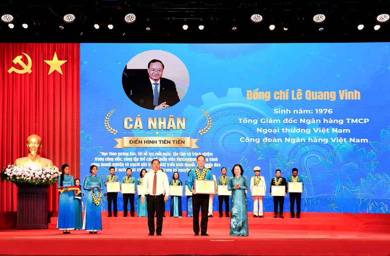 Lãnh đạo ngân hàng được vinh danh học tập và làm theo tư tưởng Hồ Chí Minh- Ảnh 1.