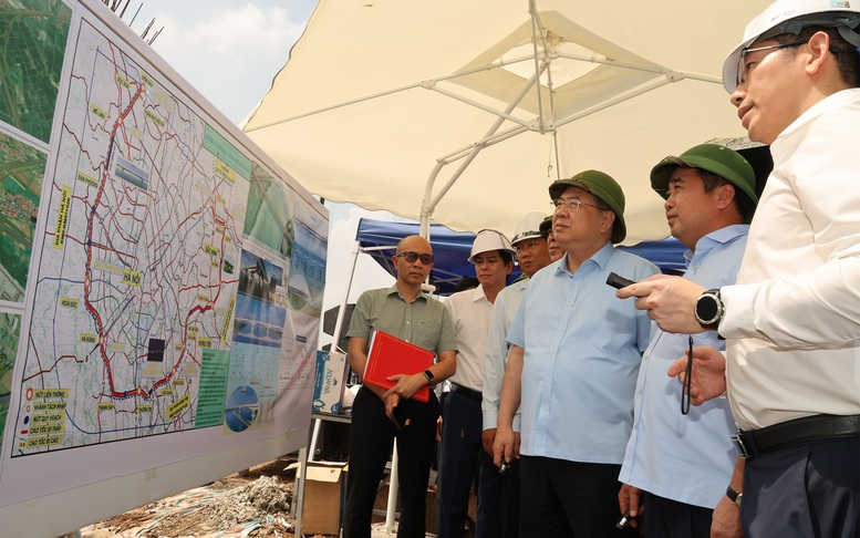 Phó Thủ tướng Thường trực Phạm Gia Túc kiểm tra tiến độ dự án sân bay Gia Bình, tuyến đường Vành đai 4 - Vùng Thủ đô- Ảnh 5.