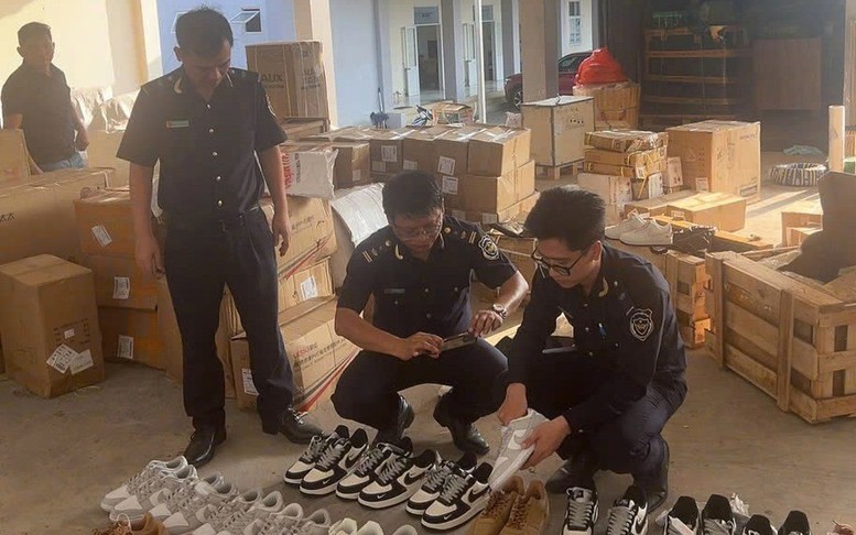 Hải quan liên tiếp phát hiện nhiều lô hàng nhái Nike, Adidas