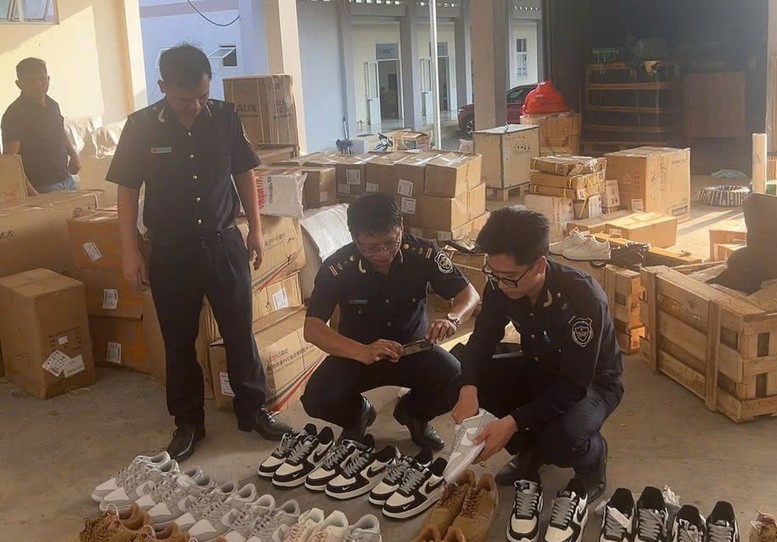 Hải quan liên tiếp phát hiện nhiều lô hàng nhái Nike, Adidas- Ảnh 3.