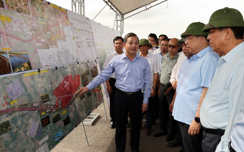 Phó Thủ tướng Thường trực Phạm Gia Túc kiểm tra tiến độ dự án sân bay Gia Bình, tuyến đường Vành đai 4 - Vùng Thủ đô- Ảnh 3.