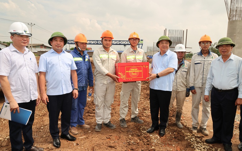 Phó Thủ tướng Thường trực Phạm Gia Túc kiểm tra tiến độ dự án sân bay Gia Bình, tuyến đường Vành đai 4 - Vùng Thủ đô- Ảnh 6.