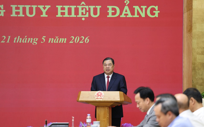 Phó Thủ tướng Thường trực Phạm Gia Túc trao Huy hiệu Đảng cho đảng viên Đảng bộ Chính phủ- Ảnh 2.