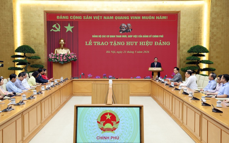 Phó Thủ tướng Thường trực Phạm Gia Túc trao Huy hiệu Đảng cho đảng viên Đảng bộ Chính phủ- Ảnh 3.