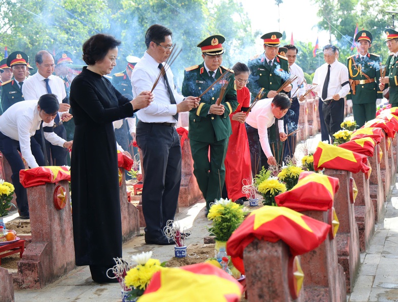 Đón 80 hài cốt liệt sĩ quân tình nguyện, chuyên gia Việt Nam hy sinh trên đất Lào trở về đất mẹ- Ảnh 9. Đón 80 hài cốt liệt sĩ quân tình nguyện, chuyên gia Việt Nam hy sinh trên đất Lào trở về đất mẹ- Ảnh 9.