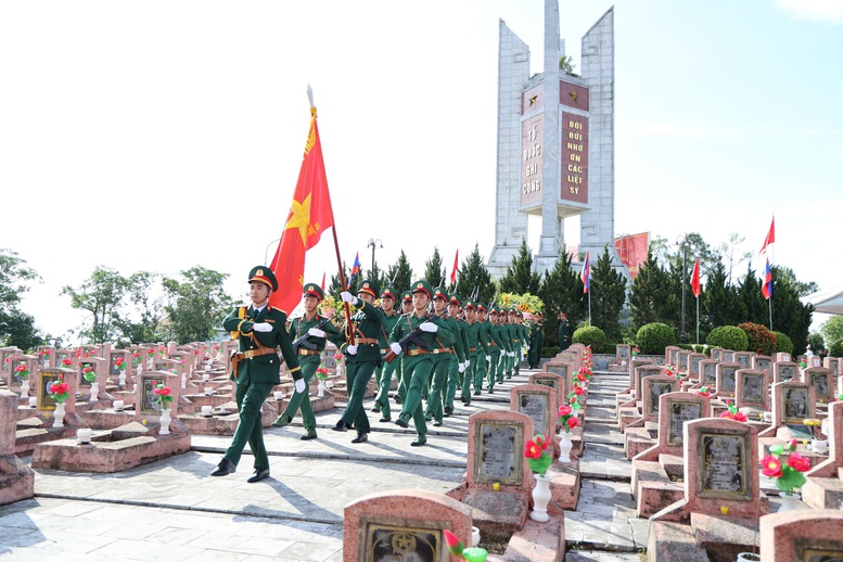 Đón 80 hài cốt liệt sĩ quân tình nguyện, chuyên gia Việt Nam hy sinh trên đất Lào trở về đất mẹ- Ảnh 6. Đón 80 hài cốt liệt sĩ quân tình nguyện, chuyên gia Việt Nam hy sinh trên đất Lào trở về đất mẹ- Ảnh 6.
