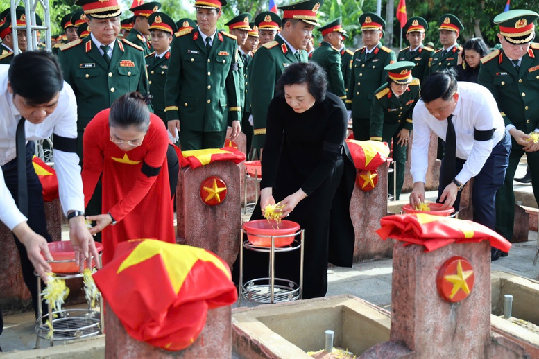 Đón 80 hài cốt liệt sĩ quân tình nguyện, chuyên gia Việt Nam hy sinh trên đất Lào trở về đất mẹ- Ảnh 8. Đón 80 hài cốt liệt sĩ quân tình nguyện, chuyên gia Việt Nam hy sinh trên đất Lào trở về đất mẹ- Ảnh 8.