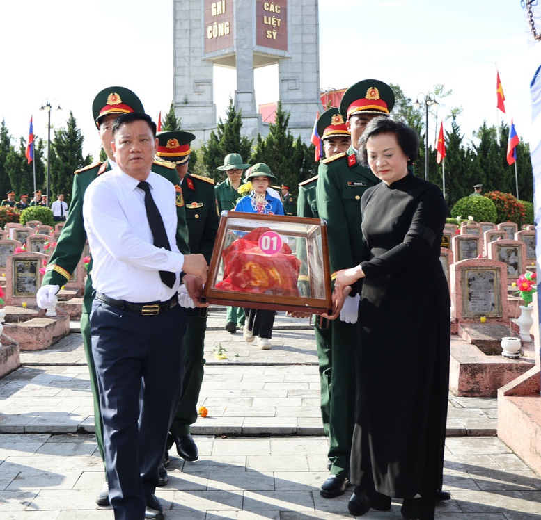 Đón 80 hài cốt liệt sĩ quân tình nguyện, chuyên gia Việt Nam hy sinh trên đất Lào trở về đất mẹ- Ảnh 7. Đón 80 hài cốt liệt sĩ quân tình nguyện, chuyên gia Việt Nam hy sinh trên đất Lào trở về đất mẹ- Ảnh 7.