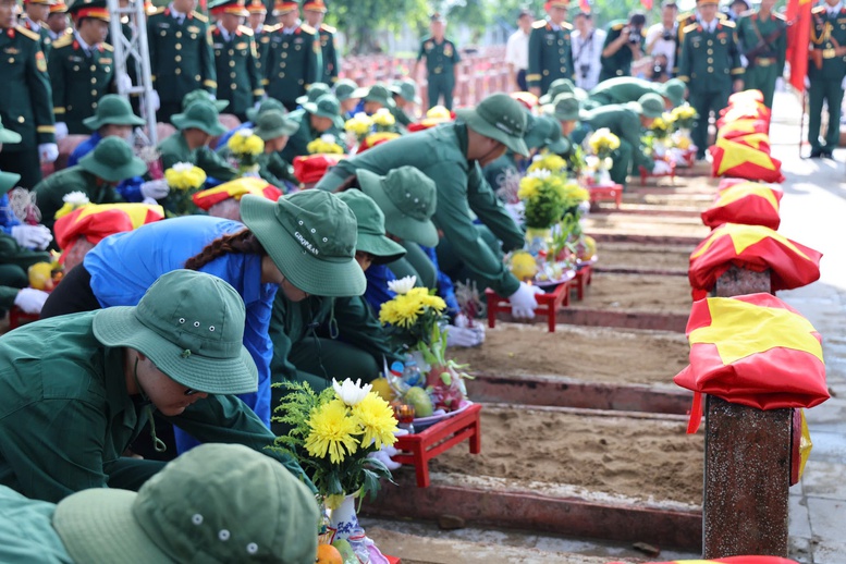 Đón 80 hài cốt liệt sĩ quân tình nguyện, chuyên gia Việt Nam hy sinh trên đất Lào trở về đất mẹ- Ảnh 10. Đón 80 hài cốt liệt sĩ quân tình nguyện, chuyên gia Việt Nam hy sinh trên đất Lào trở về đất mẹ- Ảnh 10.