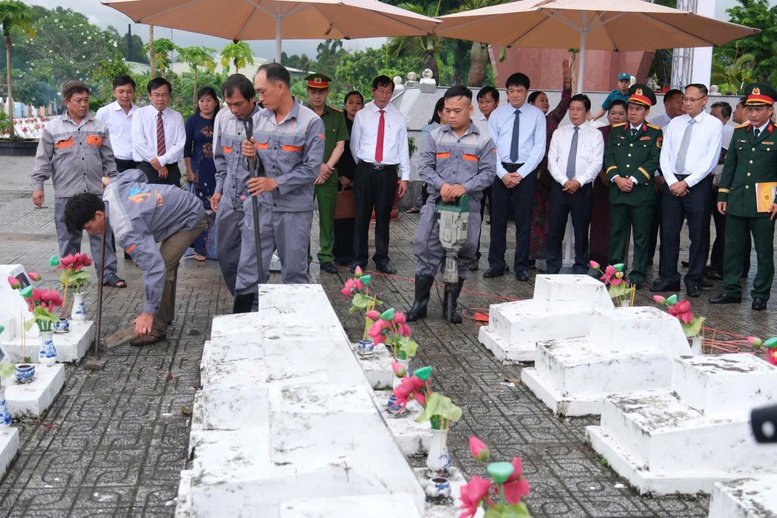 Lấy mẫu sinh phẩm tại nghĩa trang Giồng Riềng (An Giang), mở cơ hội xác định danh tính liệt sĩ- Ảnh 2.