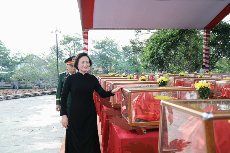 Đón 80 hài cốt liệt sĩ quân tình nguyện, chuyên gia Việt Nam hy sinh trên đất Lào trở về đất mẹ- Ảnh 5. Đón 80 hài cốt liệt sĩ quân tình nguyện, chuyên gia Việt Nam hy sinh trên đất Lào trở về đất mẹ- Ảnh 5.
