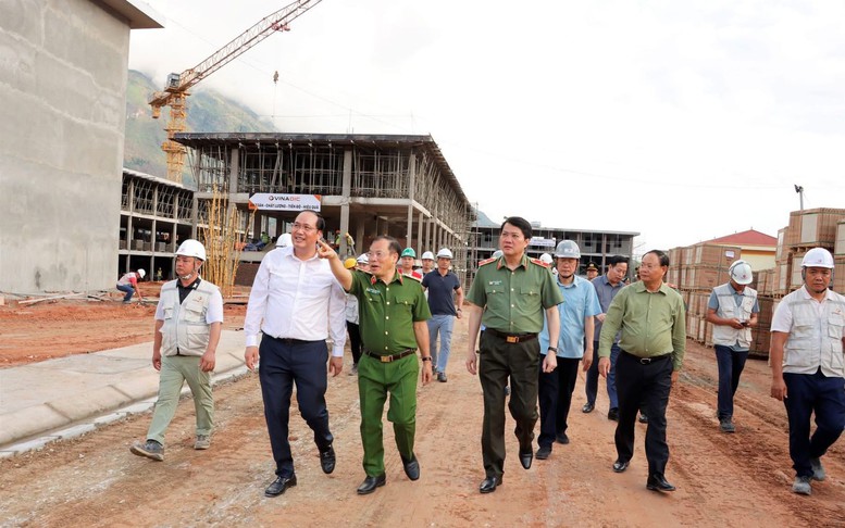 AMACCAO cùng lực lượng công an vượt núi hiểm gieo chữ nơi 'một tiếng gà gáy 3 nước cùng nghe'