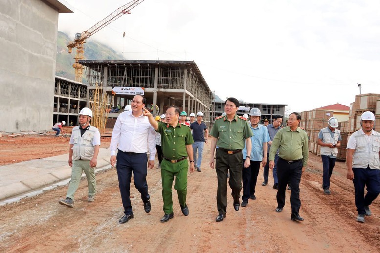 AMACCAO cùng lực lượng công an vượt núi hiểm gieo chữ nơi 'một tiếng gà gáy 3 nước cùng nghe'- Ảnh 1. AMACCAO cùng lực lượng công an vượt núi hiểm gieo chữ nơi 'một tiếng gà gáy 3 nước cùng nghe'- Ảnh 1.