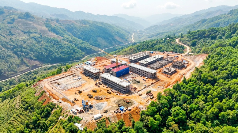 AMACCAO cùng lực lượng công an vượt núi hiểm gieo chữ nơi 'một tiếng gà gáy 3 nước cùng nghe'- Ảnh 2. AMACCAO cùng lực lượng công an vượt núi hiểm gieo chữ nơi 'một tiếng gà gáy 3 nước cùng nghe'- Ảnh 2.