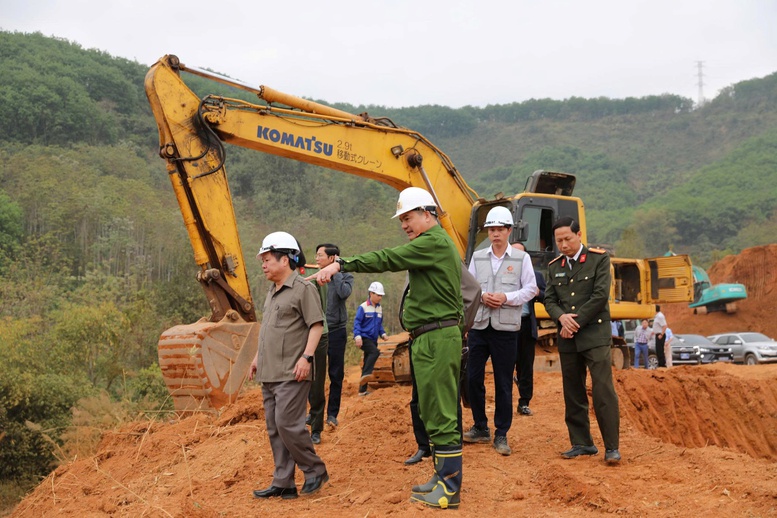 AMACCAO cùng lực lượng công an vượt núi hiểm gieo chữ nơi 'một tiếng gà gáy 3 nước cùng nghe'- Ảnh 4. AMACCAO cùng lực lượng công an vượt núi hiểm gieo chữ nơi 'một tiếng gà gáy 3 nước cùng nghe'- Ảnh 4.