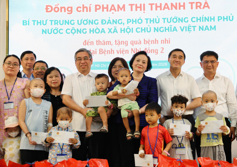 Phó Thủ tướng Phạm Thị Thanh Trà thăm bệnh nhi ung thư tại Bệnh viện Nhi đồng 2- Ảnh 1.