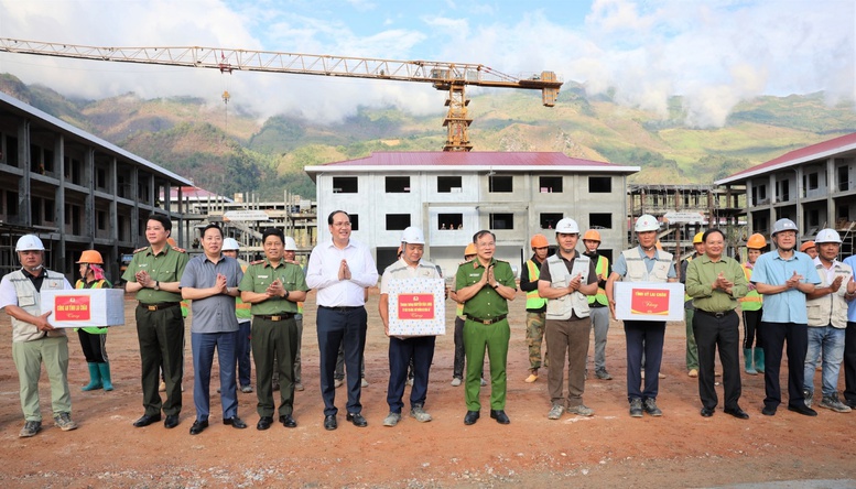 AMACCAO cùng lực lượng công an vượt núi hiểm gieo chữ nơi 'một tiếng gà gáy 3 nước cùng nghe'- Ảnh 6. AMACCAO cùng lực lượng công an vượt núi hiểm gieo chữ nơi 'một tiếng gà gáy 3 nước cùng nghe'- Ảnh 6.