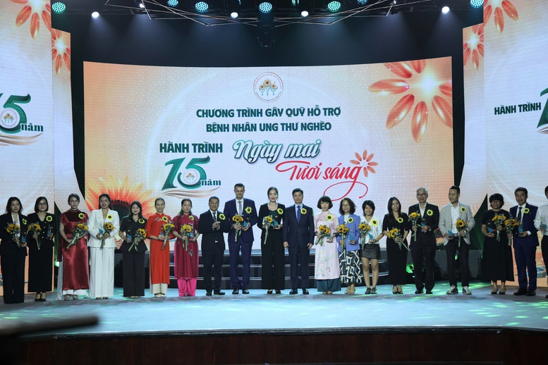 Không để bệnh nhân ung thư nghèo đơn độc trong cuộc chiến giành giật sự sống- Ảnh 5.