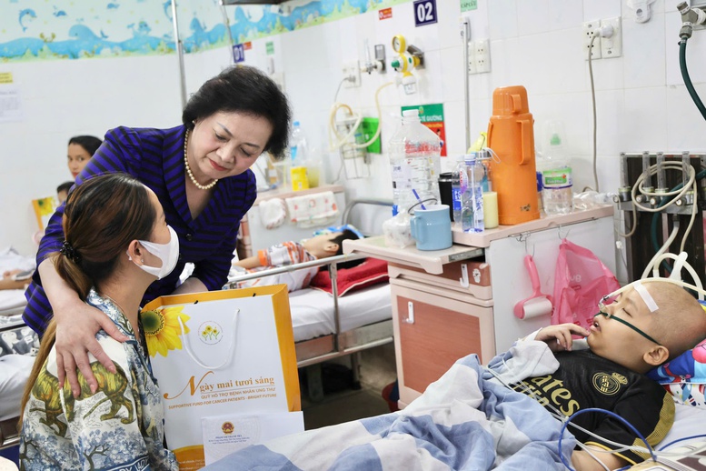 Phó Thủ tướng Phạm Thị Thanh Trà thăm bệnh nhi ung thư tại Bệnh viện Nhi đồng 2- Ảnh 6.