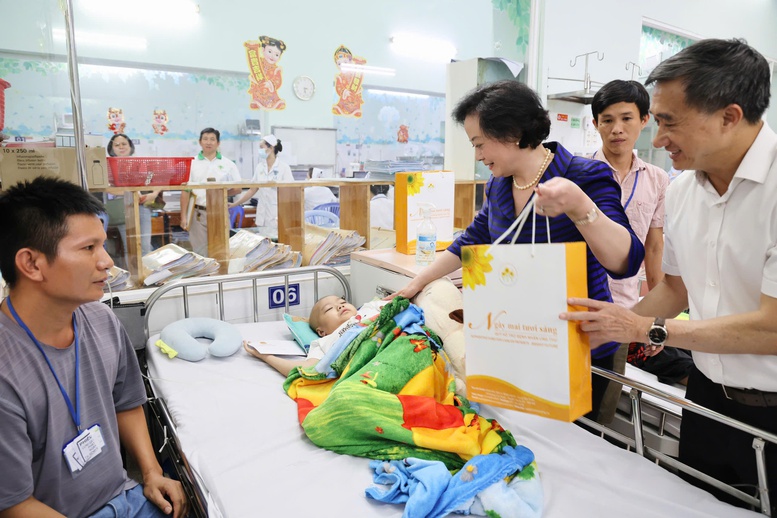 Phó Thủ tướng Phạm Thị Thanh Trà thăm bệnh nhi ung thư tại Bệnh viện Nhi đồng 2- Ảnh 3.