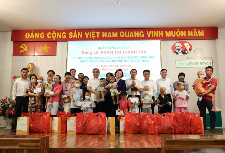 Phó Thủ tướng Phạm Thị Thanh Trà thăm bệnh nhi ung thư tại Bệnh viện Nhi đồng 2- Ảnh 1.