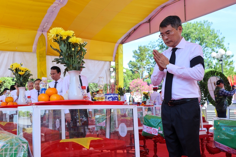 Thủ tướng Lê Minh Hưng dự lễ truy điệu và an táng hài cốt liệt sĩ tại tỉnh Quảng Trị- Ảnh 4.