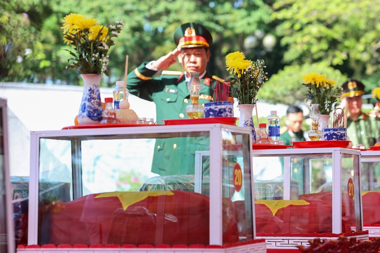 Thủ tướng Lê Minh Hưng dự lễ truy điệu và an táng hài cốt liệt sĩ tại tỉnh Quảng Trị- Ảnh 7.