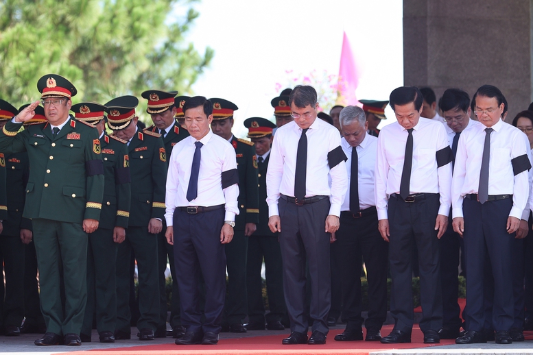 Thủ tướng Lê Minh Hưng dự lễ truy điệu và an táng hài cốt liệt sĩ tại tỉnh Quảng Trị- Ảnh 8.