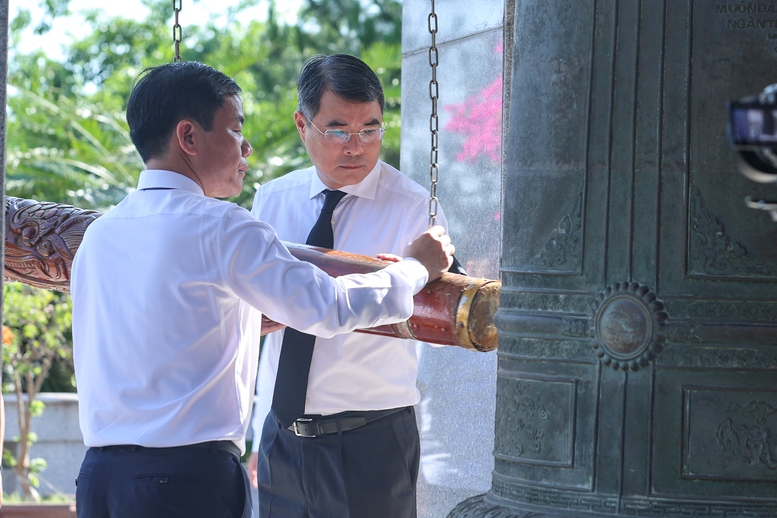 Thủ tướng Lê Minh Hưng dự lễ truy điệu và an táng hài cốt liệt sĩ tại tỉnh Quảng Trị- Ảnh 11.