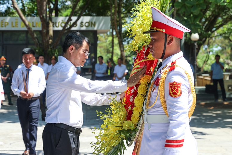 Thủ tướng Lê Minh Hưng tưởng niệm các anh hùng liệt sĩ tại các 'địa chỉ đỏ' ở Quảng Trị- Ảnh 2.