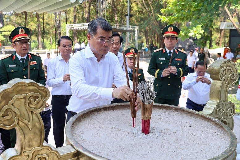 Thủ tướng Lê Minh Hưng tưởng niệm các anh hùng liệt sĩ tại các 'địa chỉ đỏ' ở Quảng Trị- Ảnh 3.