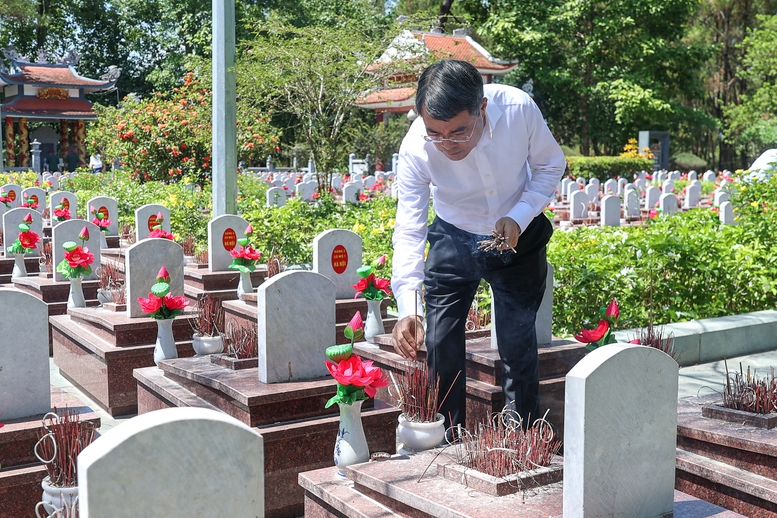 Thủ tướng Lê Minh Hưng tưởng niệm các anh hùng liệt sĩ tại các 'địa chỉ đỏ' ở Quảng Trị- Ảnh 5.